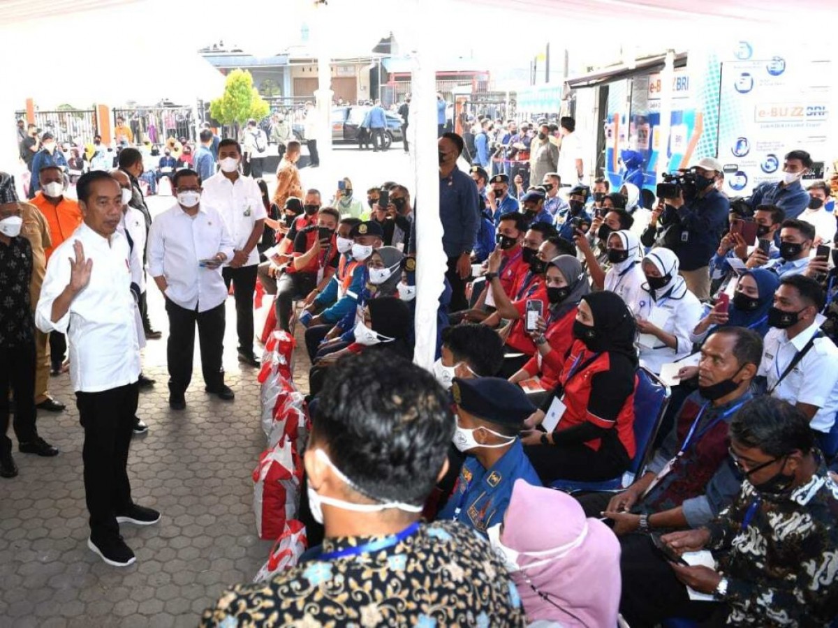 Presiden Jokowi didampingi Sekretaris Kabinet Pramono Anung berbincang dengan warga saat memberikan BSU di Kantor Pos Baubau, Kota Baubau, Sulawesi Tenggara, Selasa (27/09/2022). (Foto: BPMI Setpres/Kris)