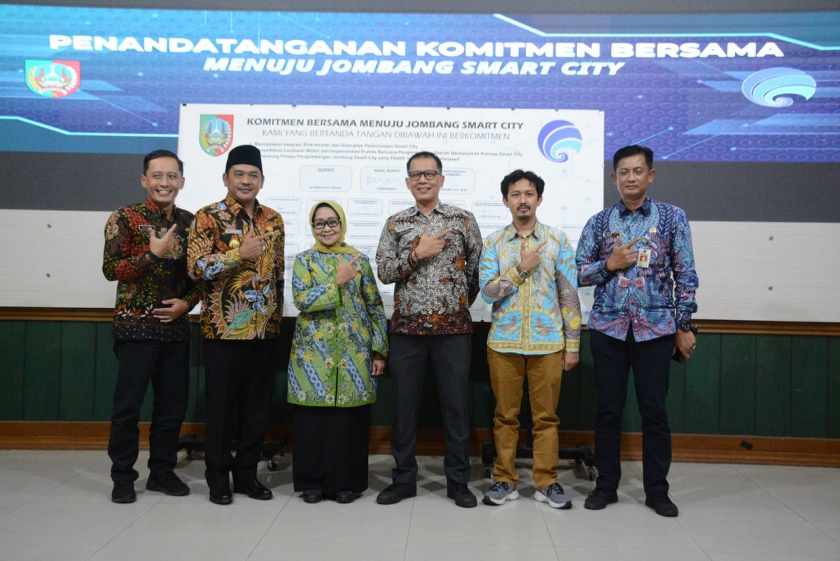 Bupati Jombang Hj Mundjidah Wahab dan wakil bupati Jombang Sumrambah saat melakukan pengecekan masterplan smart city. (Foto: Humas Pemkab Jombang/jatimnow.com)