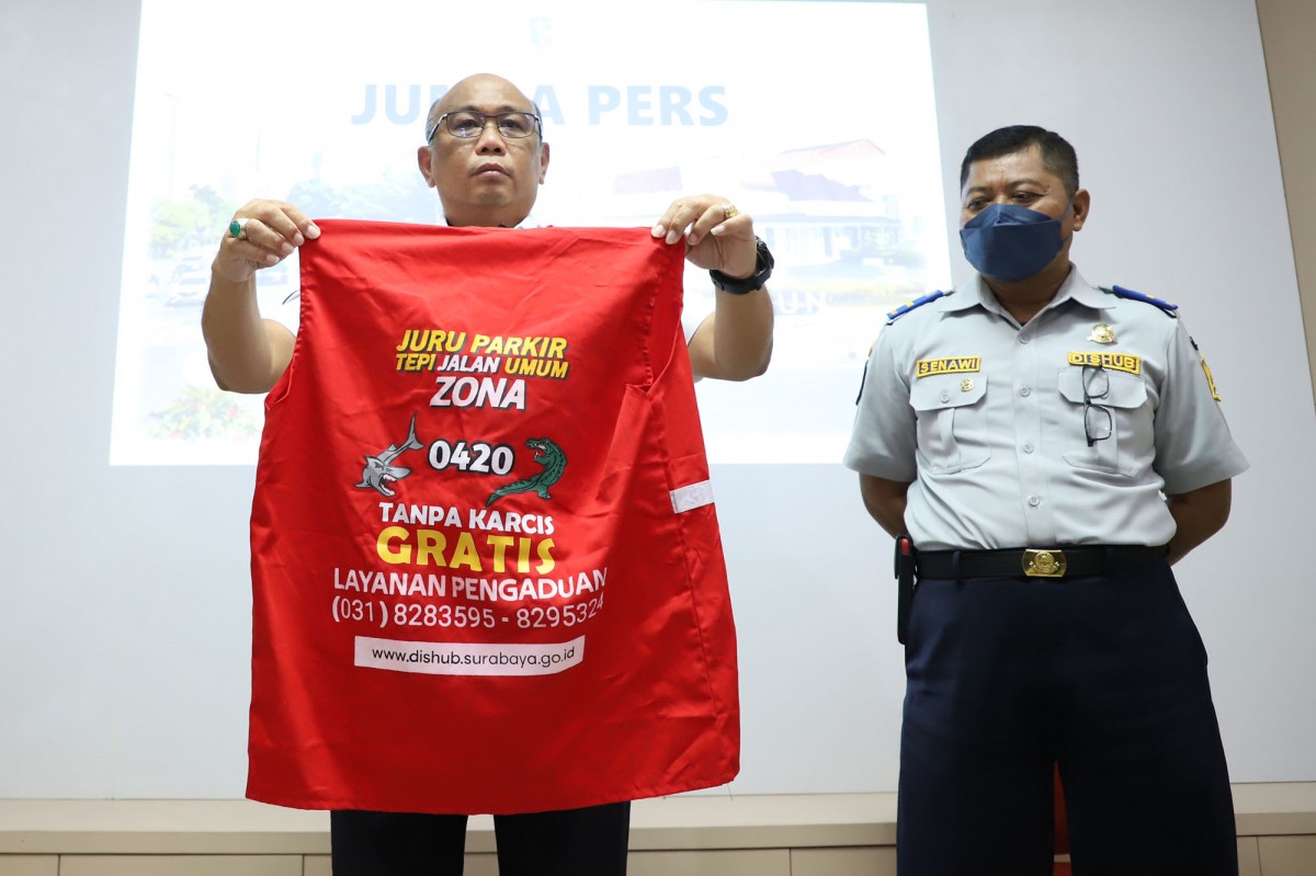 Rompi khusus jukir resmi di Surabaya (Foto: Dok. Humas Pemkot Surabaya/jatimnow.com)