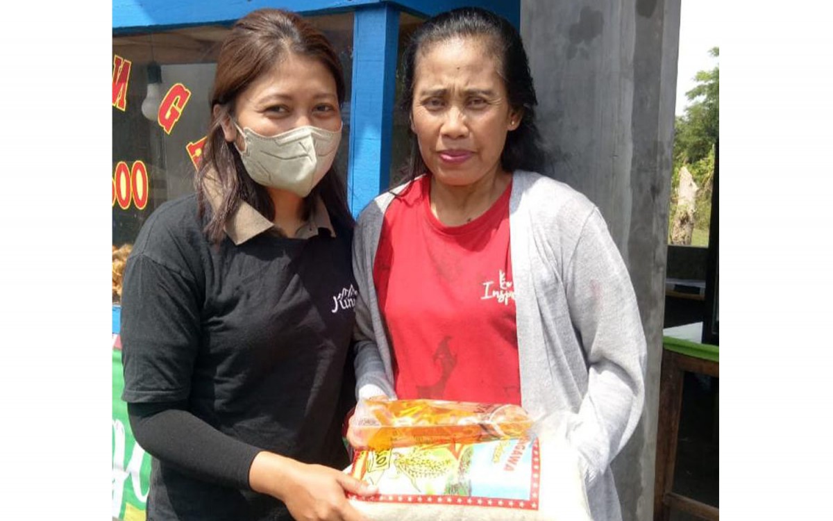 Riris saat membagikan sembako untuk warga di Kediri (Foto: Jungle Cafe Kediri/jatimnow.com)