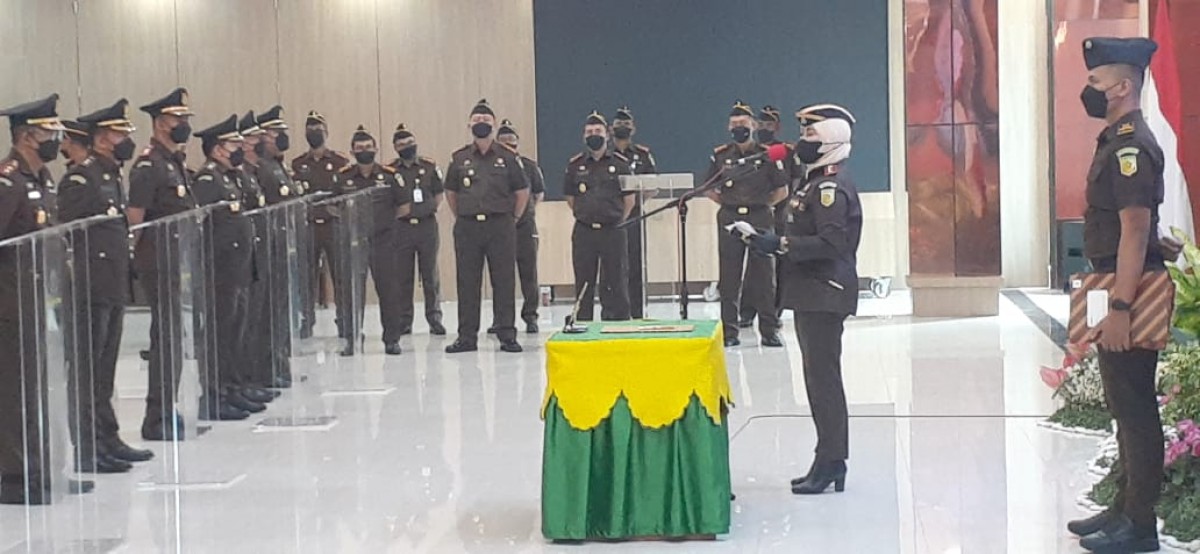 Kajati Jatim Mia Amiati saat melantik 8 kajari di Jawa Timur.(Foto: Humas Kejati Jatim/jatimnow.com)