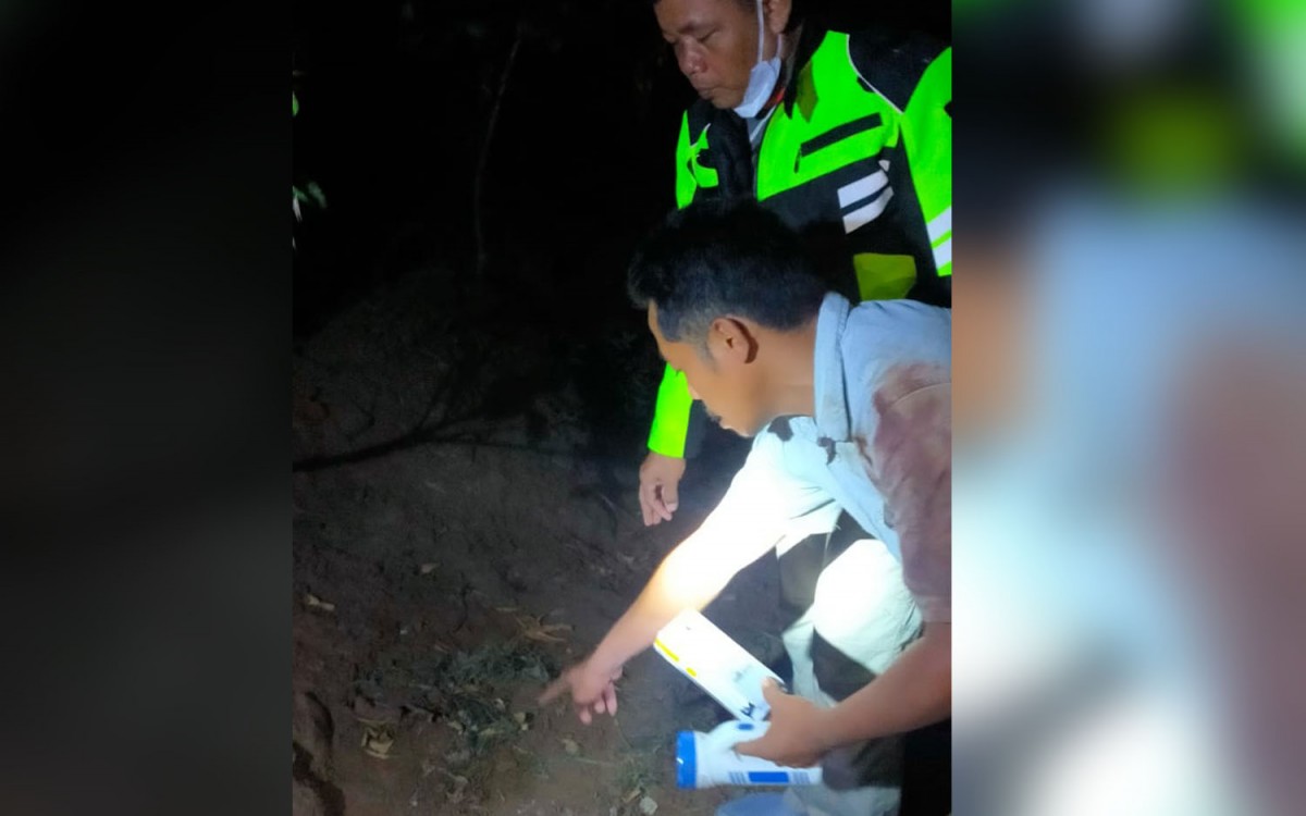 Polisi mengecek lokasi ditemukannya kakek tewas (Foto: Polsek Lumbang)