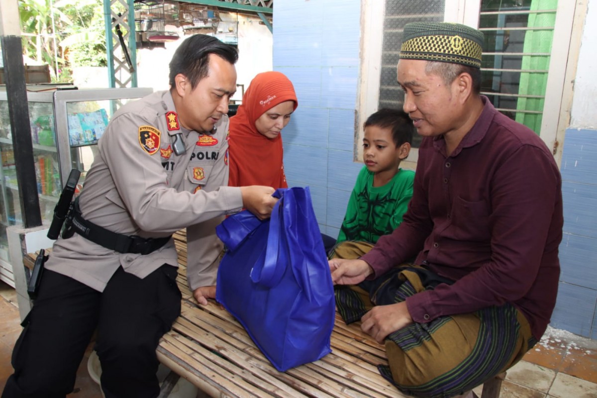 Kapolres Bangkalan AKBP Wiwit Ari Wibisono memberikan bantuan kepada penderita glaukoma.(Foto: Humas Polres Bangkalan)