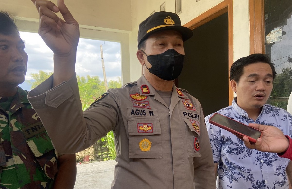 Polisi di rumah dugaan penculikan anak (Fota: Mita Kusuma/jatimnow.com)