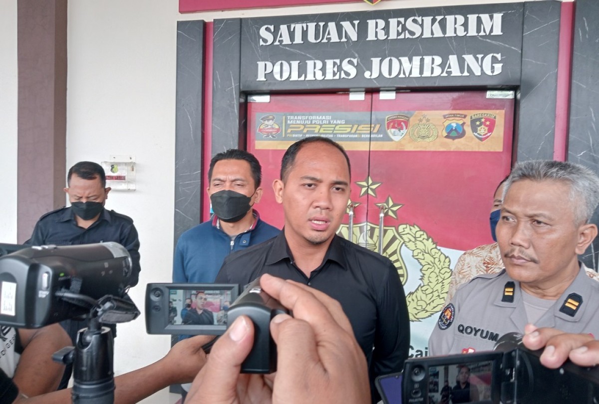 Kasat Reskrim Polres Jombang, AKP Giadi Nugraha saat pers rilis di Satreskrim Polres Jombang.(Foto: Elok Aprianto/jatimnow.com)