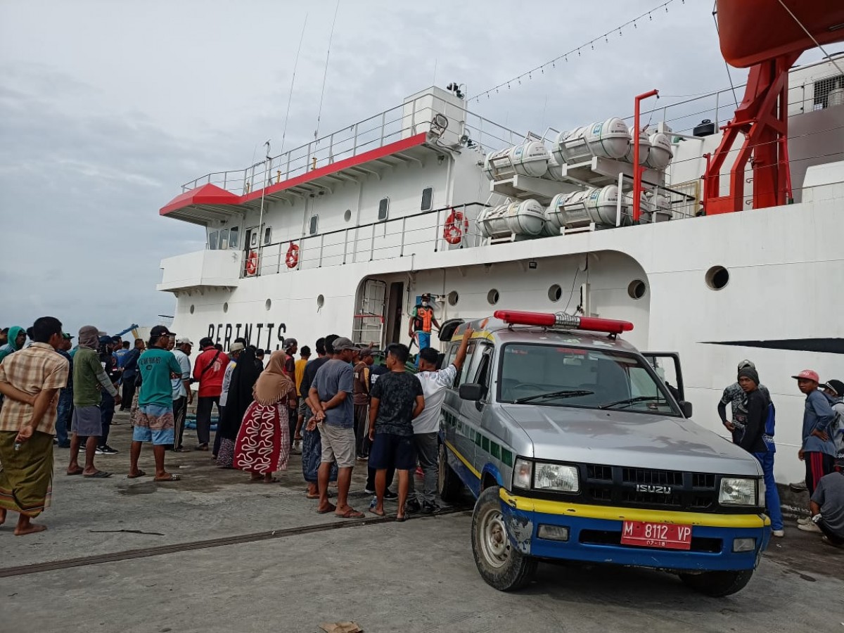 Evakuasi dan pertolongan pertama kepada sejumlah korban. (Foto: Syahbandar Masalembu)