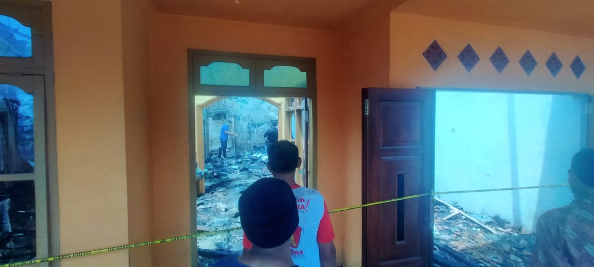 Rumah korban yang terbakar.(Foto: Galih Rakasiwi)