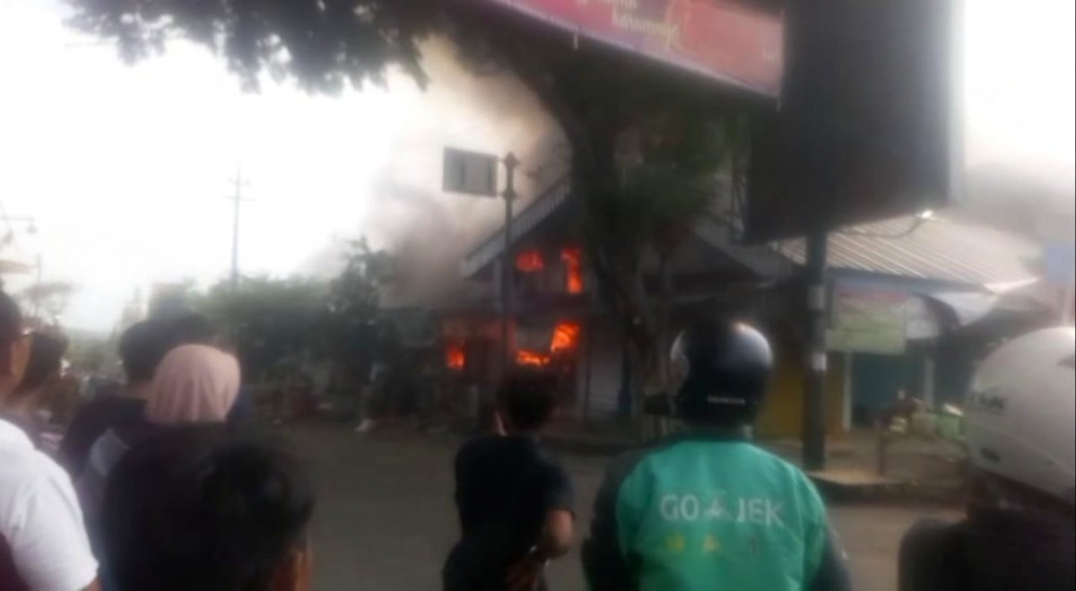 Pasar Dungus Madiun Kebakaran, Pemadaman Masih Dilakukan