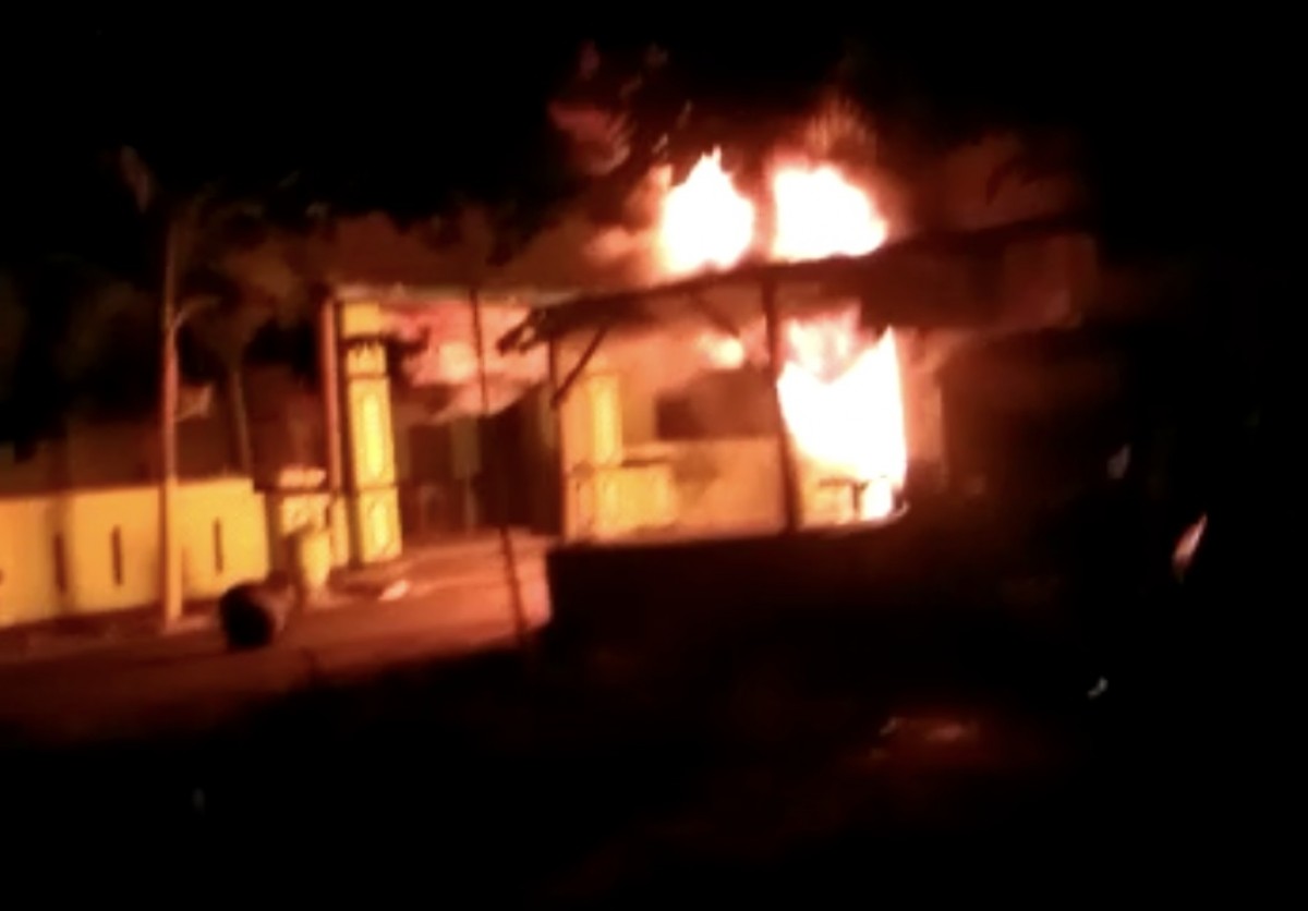 Toko onderdil terbakar berusaha dipadamkan oleh tim Damkar dan masyarakat di Jalan Gersik Putih, Kecamatan Kalianget, Sumenep. (Foto: tangkapan layar)