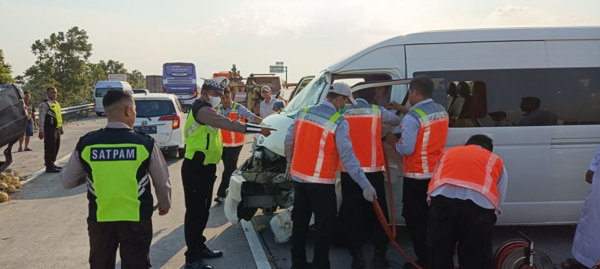 Evakuasi korban kecelakaan mobil di Tol Jombang-Mojokerto. (Foto: Sat PJR Polda Jatim/jatimnow.com)