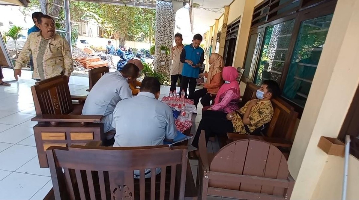 Keluarga korban laka maut, perwakilan sekolah dan Jasa Raharja saat bertemu di SMPN 8 Kota Pasuruan. (Foto: Moch Rois/jatimnow.com)