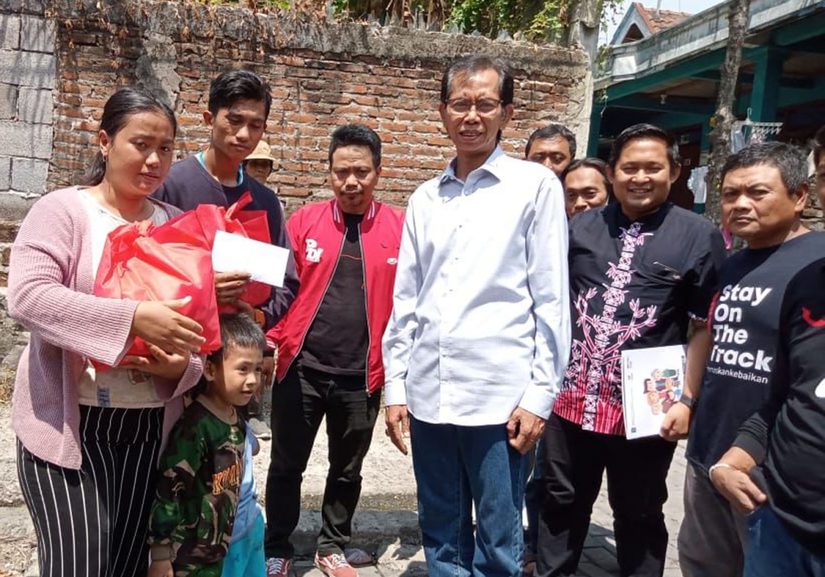 Ke Sambikerep, Ketua DPRD Surabaya Ringankan Beban Korban Kebakaran