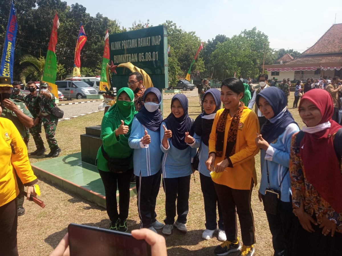Ketum Dharma Pertiwi Hetty Andika Perkasa (baju kuning) saat road show Percepatan Penurunan Stunting di Mojokerto.(Foto: Achmad Supriyadi/jatimnow.com)