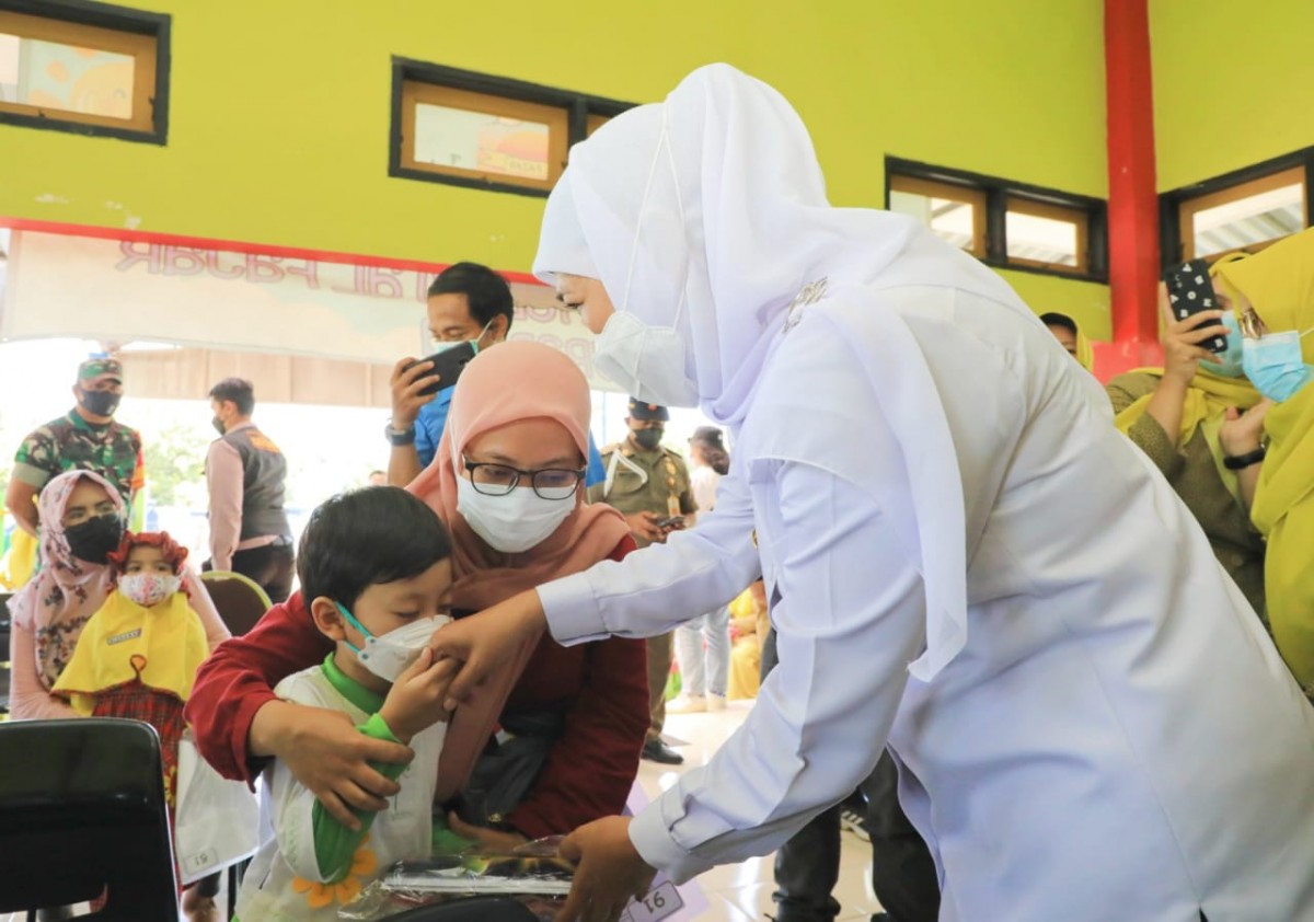 Khofifah saat meninjau pelaksanaan BIAN di TK Islam Al Fajar. (Foto: Humas Pemprov Jatim)