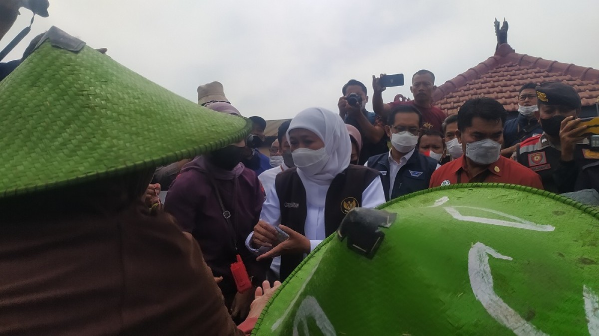 Khofifah Indar Parawansa, saat membagikan Bansos Zakat Produktif ke para pedagang ikan di Pasar Ikan Lamongan. (Foto: Adyad Ammy Iffansah/jatimnow.com)