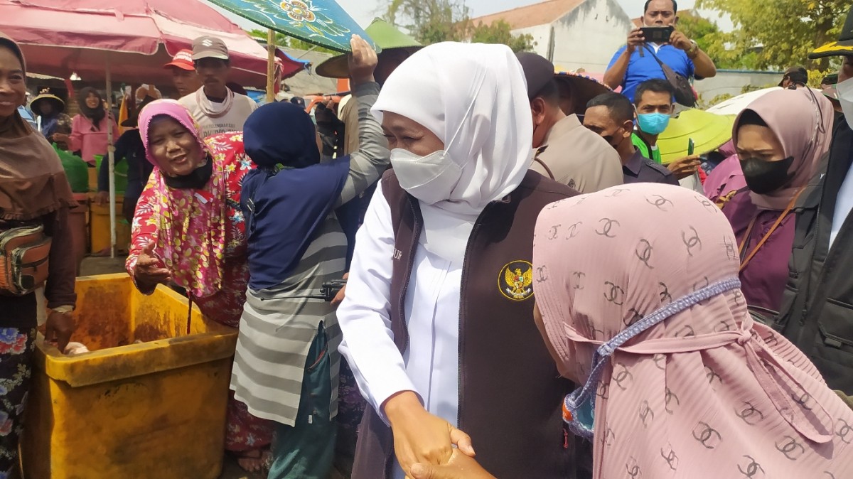 Demi Foto Bareng Khofifah, Warga di Pasar Ikan Lamongan Rela Berdesak-desakan