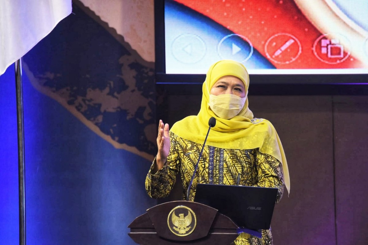 Khofifah saat pelantikan Pengurus Pusat Asosisasi Pendidikan Tinggi Ilmu Komunikasi (ASPIKOM) periode 2022-2025, dan Seminar Nasional di Auditorium Dian Universitas Ciputra Surabaya. (Foto: Humas Pemprov Jatim)