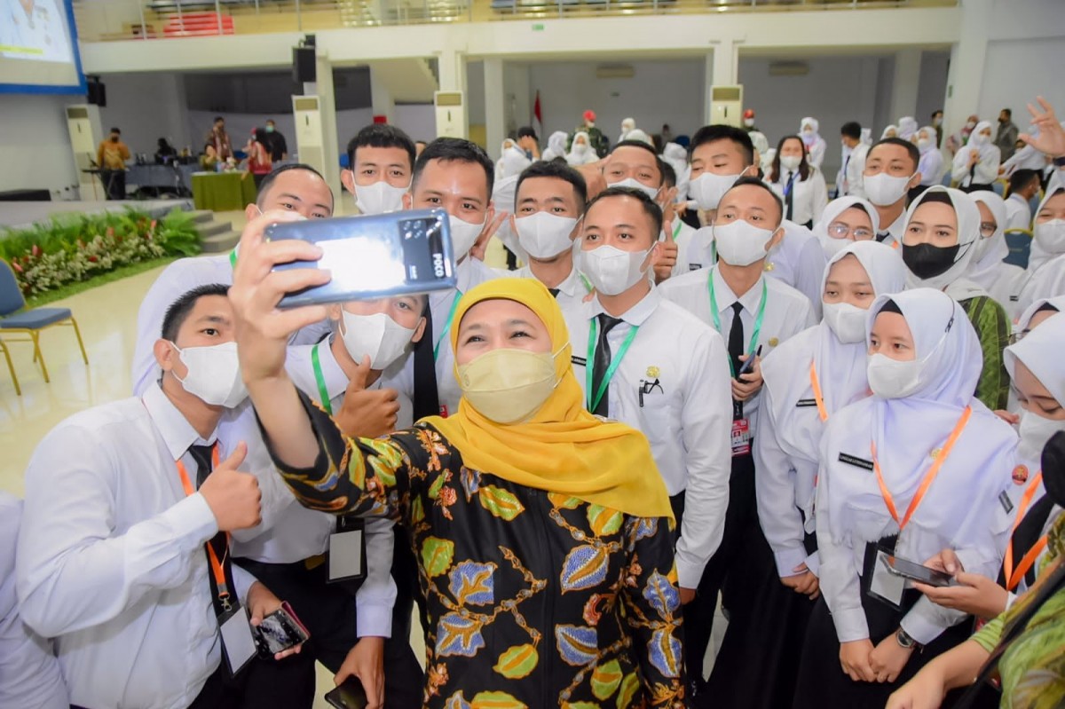 Gubernur Khofifah berswafoto bersama peserta Latsar CPNS golongan II. (Foto: Humas Pemprov Jatim/jatimnow.com)