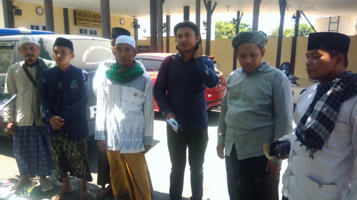 Sejumlah kiai mengadukan tindakan Firdaus Oiwobo ke Mapolres Sampang, Senin (26/09/2022).(Foto: Mukhlis for jatimnow.com)