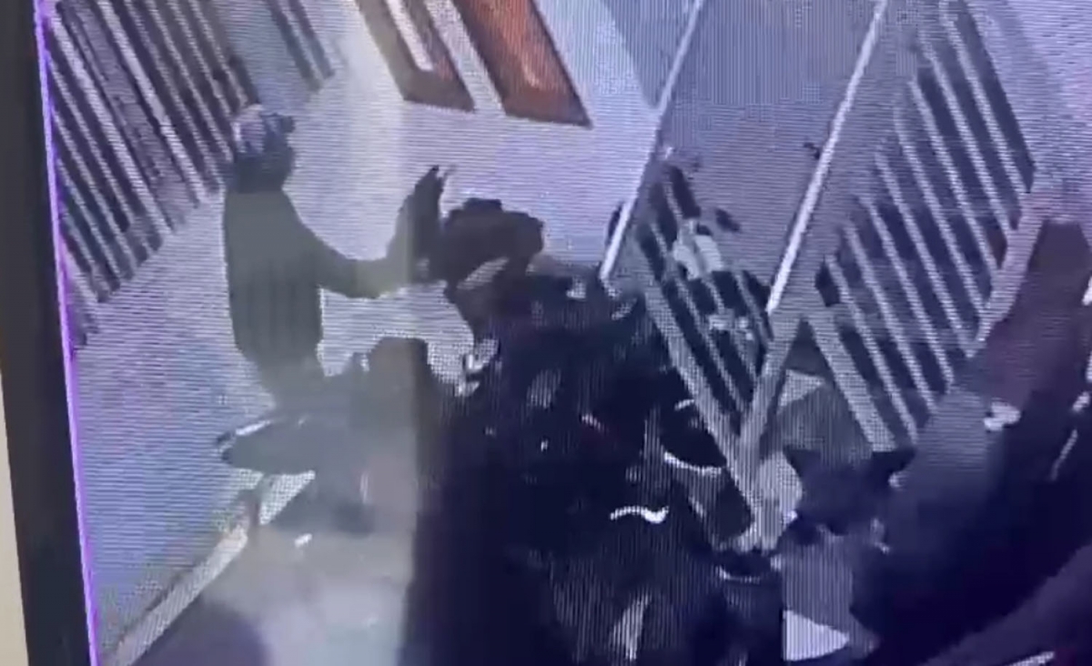 Kompolotan bandit bermobil gasak dua motor di Sedati, Sidoarjo (Foto: Tangkapan layar video CCTV)