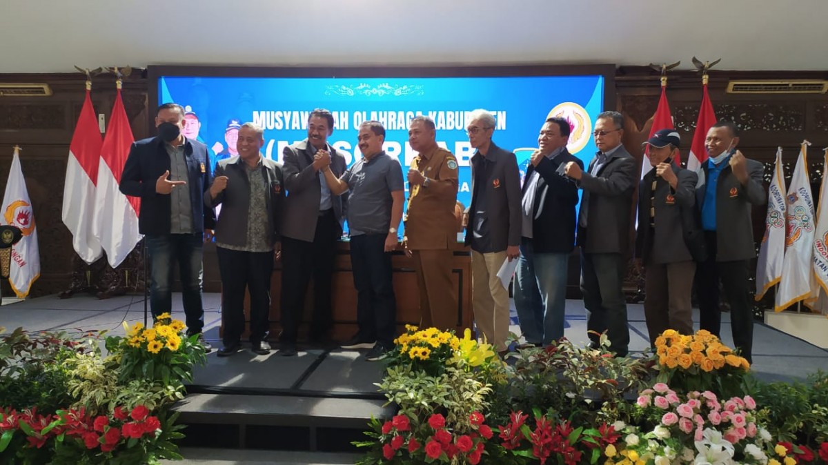 Heri Pranoto (kanan) dan Djanadi (kiri) berjabat tangan.(Foto: Adyad Ammy)