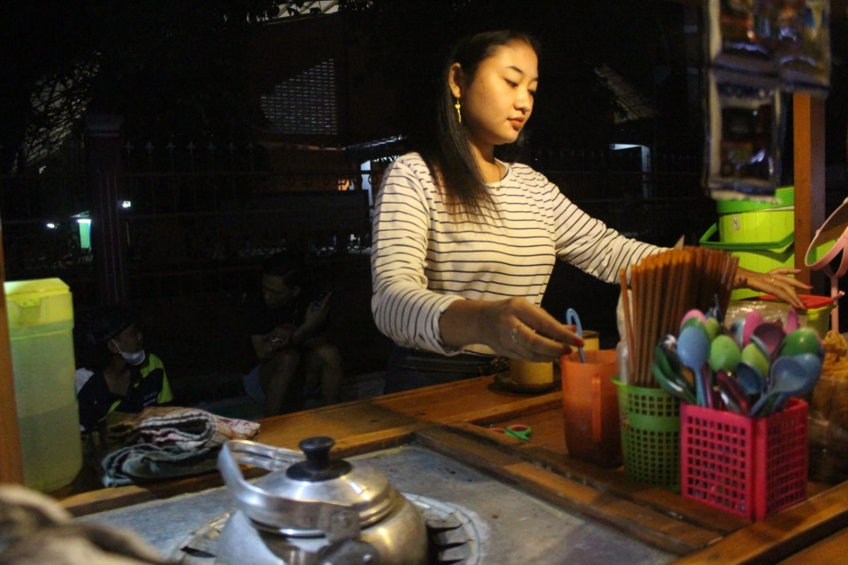 Salah satu penjual kopi angkringan di Jombang.(Foto: Elok Aprianto)