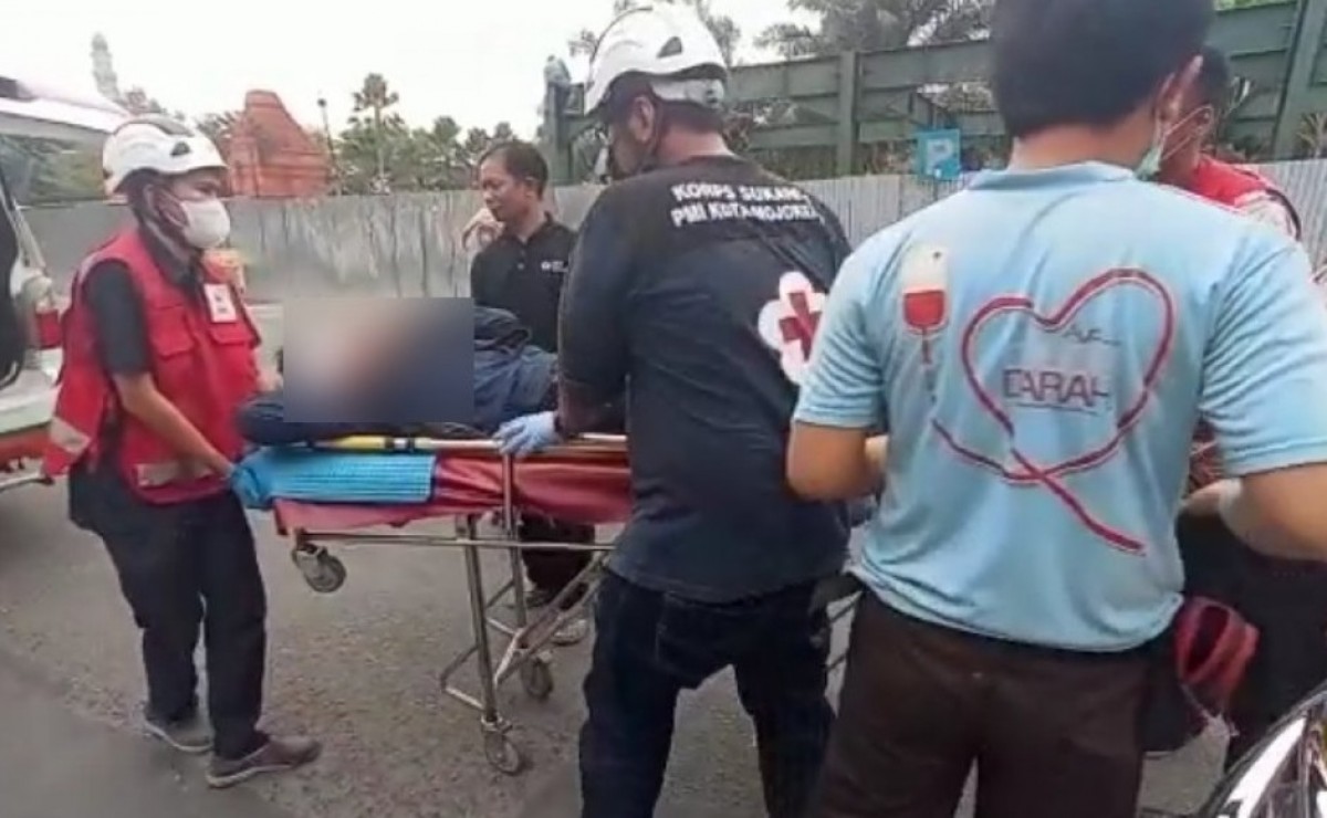 Korban saat dievakuasi petugas usai dianiaya. (Foto: WhatsApp grup)