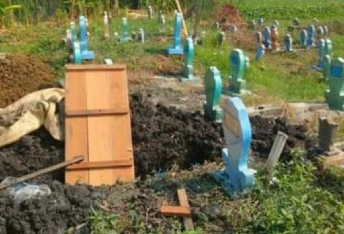 Tangkapan layar video viral makam orang baru meninggal terbongkar misterius di Lamongan.(Foto: IG @berita_wong_lamongan_bwl)