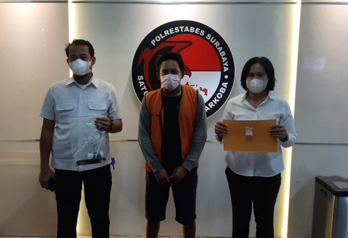 Kuli bangunan yang nekat jadi pengedar sabu (Foto: Satresnarkoba Polrestabes Surabaya)