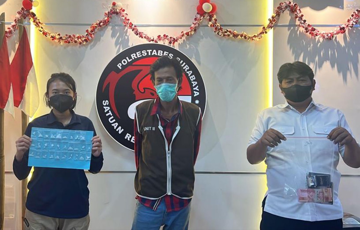 Kuli serabutan yang mengedarkan sabu diamankan polisi (Foto-foto: Satresnarkoba Polrestabes Surabaya)