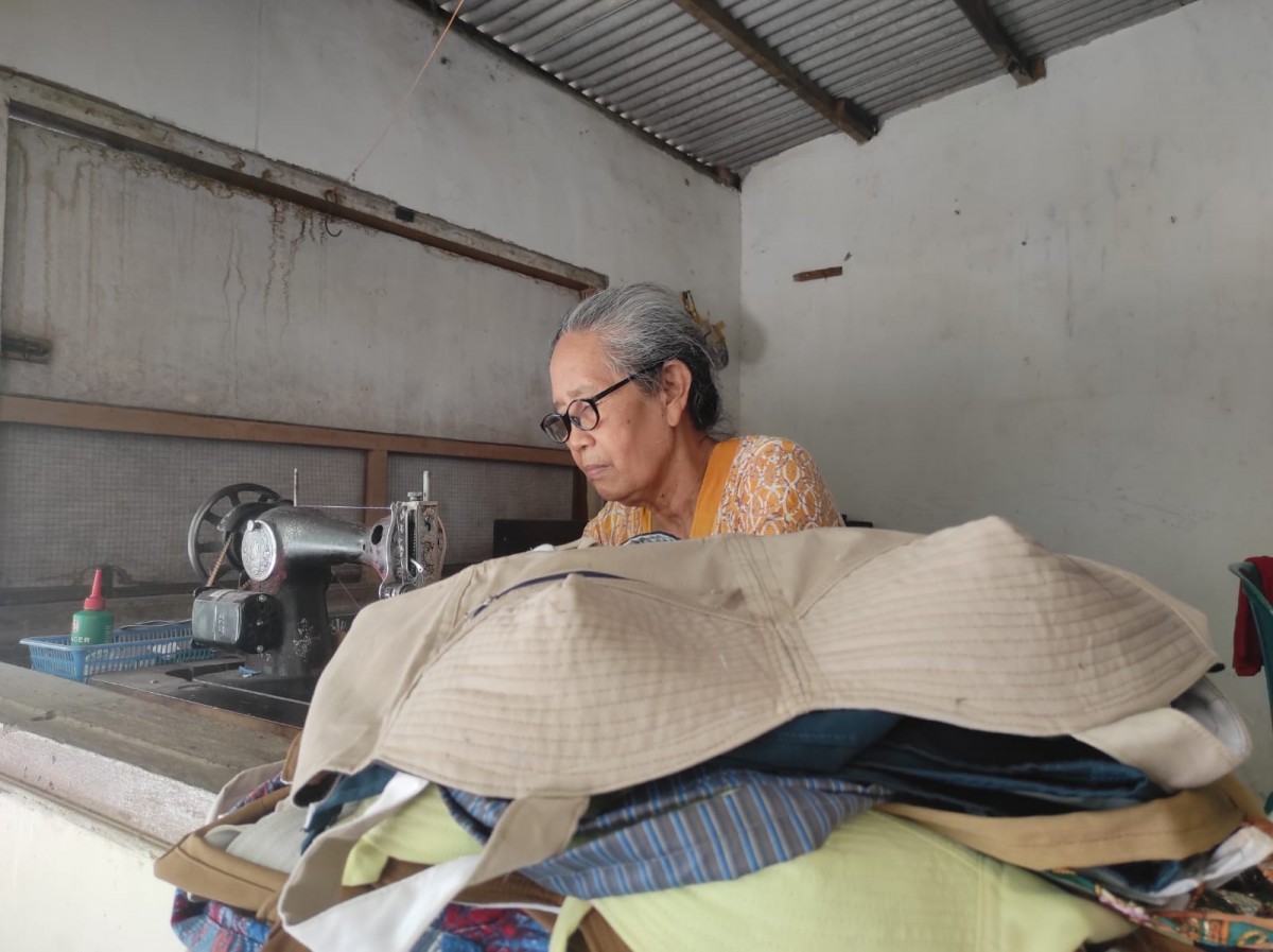 Nenek di Mojokerto Ini Tetap Eksis Produksi Kutang Jadul