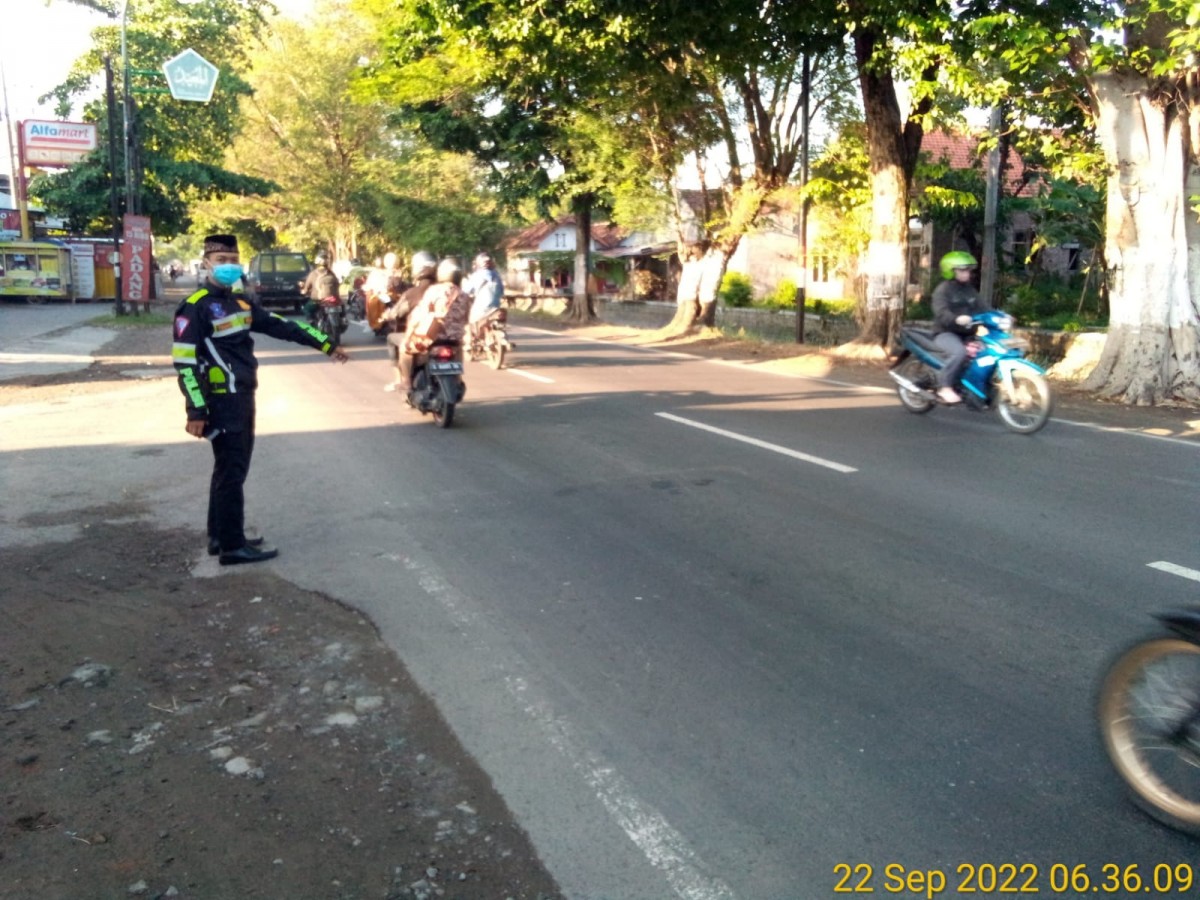 Polisi saat melakukan olah TKP di lokasi laka lantas.(Foto: Satlantas Polres Jombang)