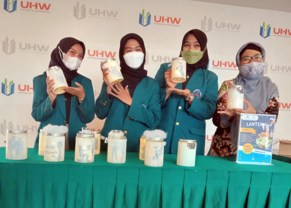 Mahasiswa UHW Perbanas Surabaya memamerkan lampu anti insomnia ciptaannya (Foto: UHW Perbanas Surabaya)