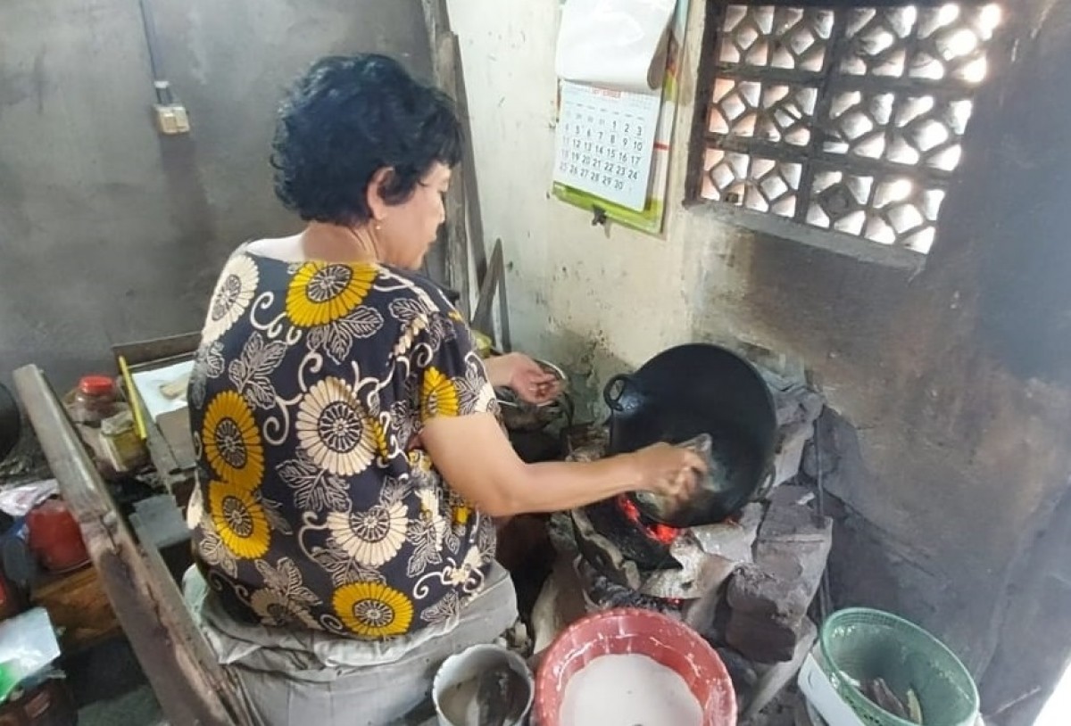 Isbakti sedang membuat Ledre. (Foto-foto: Niam Kurniawan/jatimnow.com)