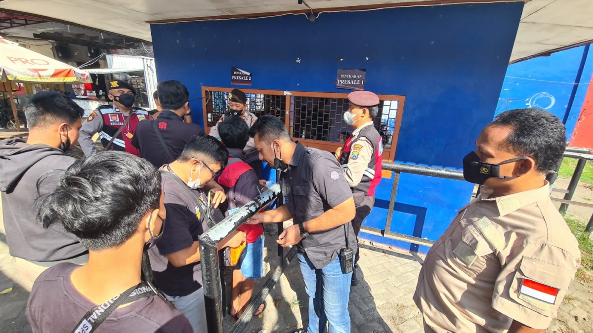 Pengamanan loket Stadion Brawijaya Kediri.(Foto: Yanuar Dedy/Jatimnow.com)