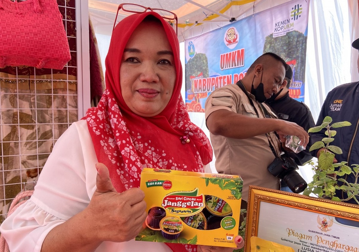 Lusi Widiarini menunjukkan produk olahan cincau. (Foto: Mita Kusuma/jatimnow.com)