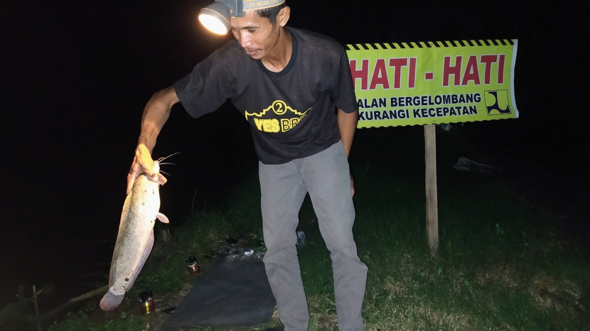 Memancing Ikan Malam Hari, Kebiasaan Unik Sejumlah Warga Lamongan