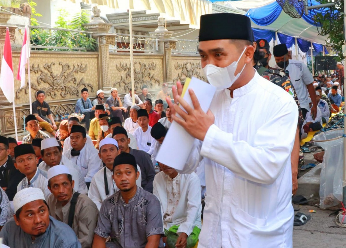 Wawali Pasuruan Adi Wibowo (Mas Adi) saat menghadiri Haul Kiai Syarif dan Kiai Faqih (Foto: Humas Pemkot Pasuruan)