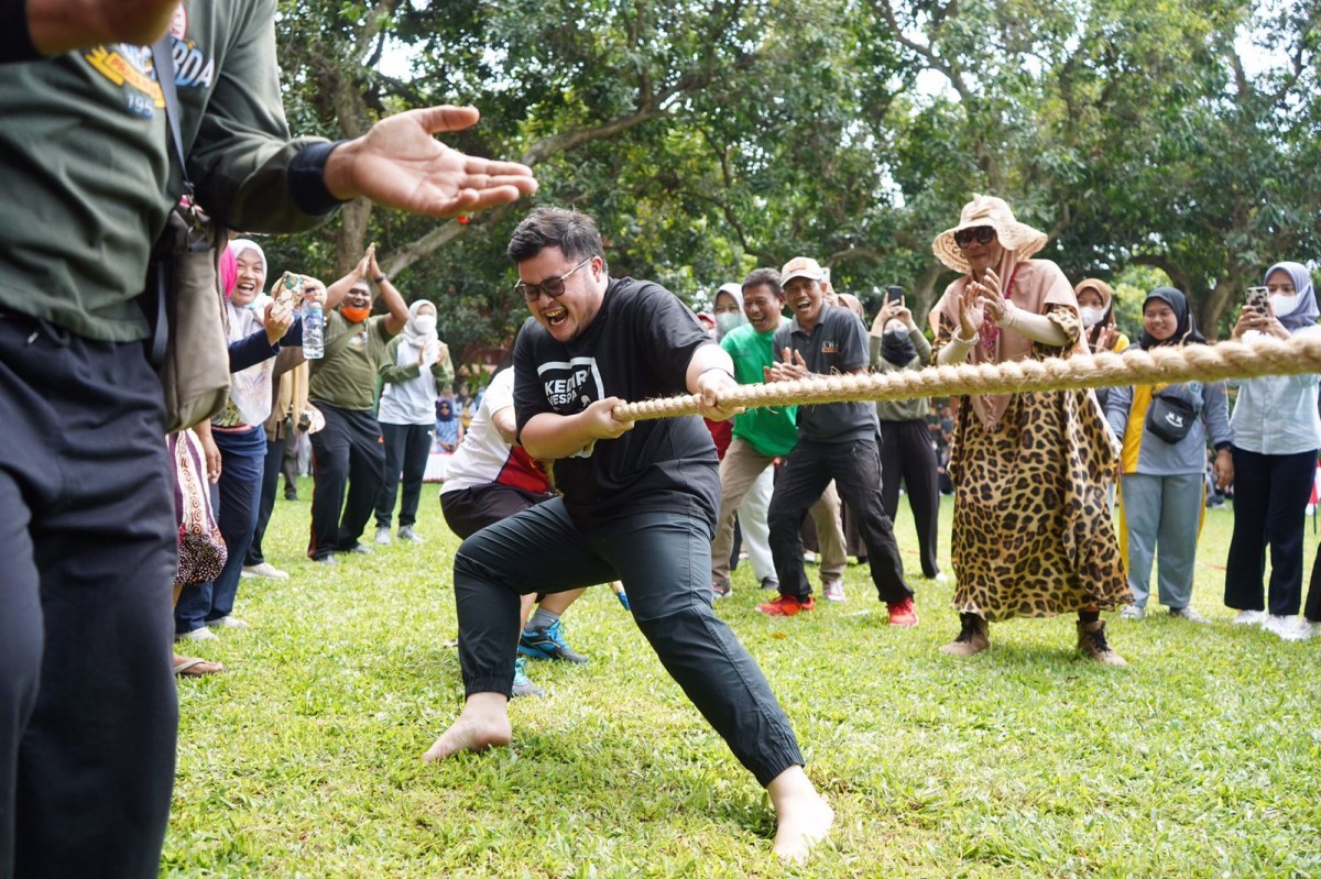 Mas Dhito lomba tarik tambang dengan Kepala SKPD.(Foto: Humas Pemkab Kediri/jatimnow.com)