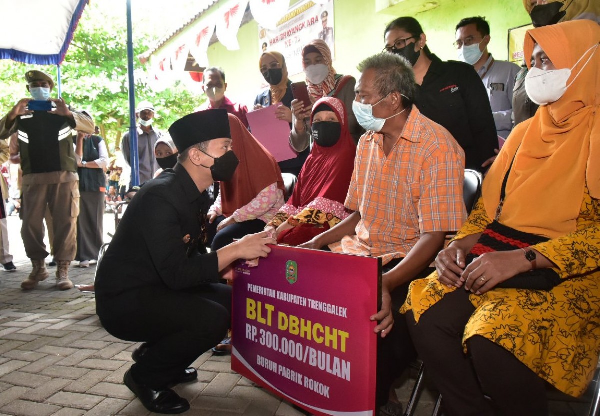 Pastikan Tepat Sasaran, Mas Ipin Salurkan BLT di Kecamatan Karangan Trenggalek