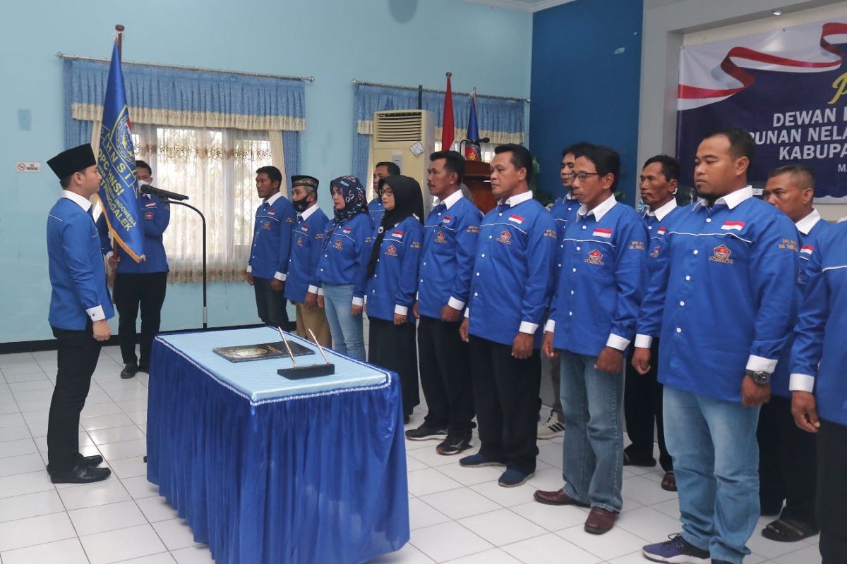 Bupati Trenggalek Mochamad Nur Arifin saat melantik DPC HNSI. (Foto: Kominfo Trenggalek/jatimnow.com)