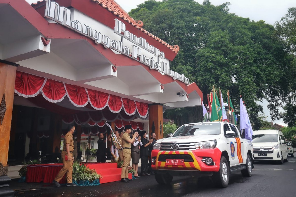 Bupati Trenggalek Mochamad Nur Arifin melepas pataka Pemprov Jatim.(Foto: Diskominfo Trenggalek)