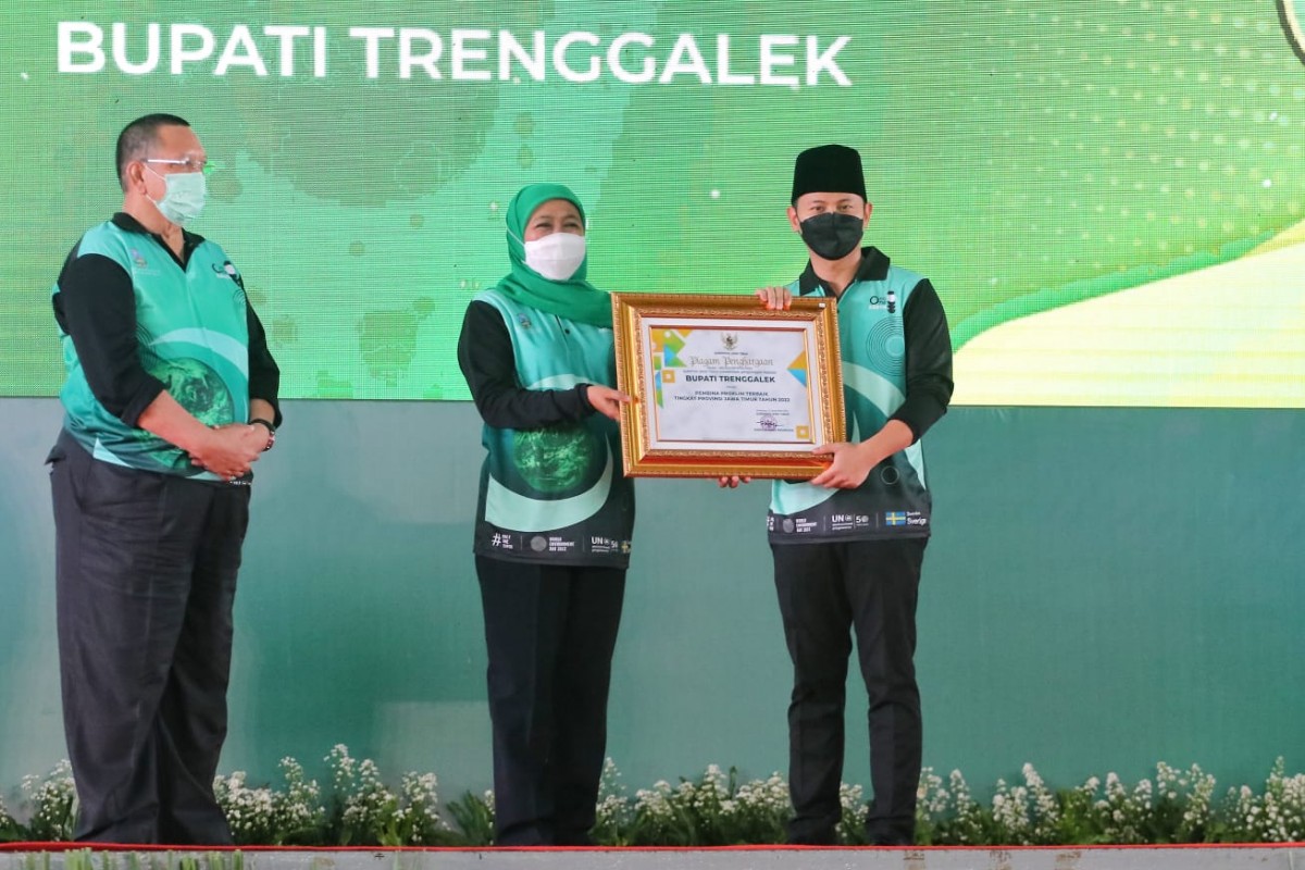 Bupati Trenggalek Raih Penghargaan Pembina Proklim Terbaik Provinsi Jatim