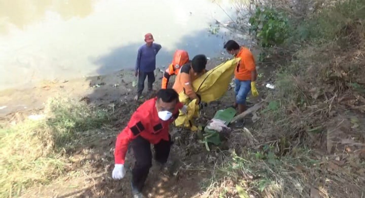 Mayat balita laki-laki yang saat dievakuasi dari pinggir sungai di Desa Budugsidorejo, Kecamatan Sumobito.(Foto: Jajang)