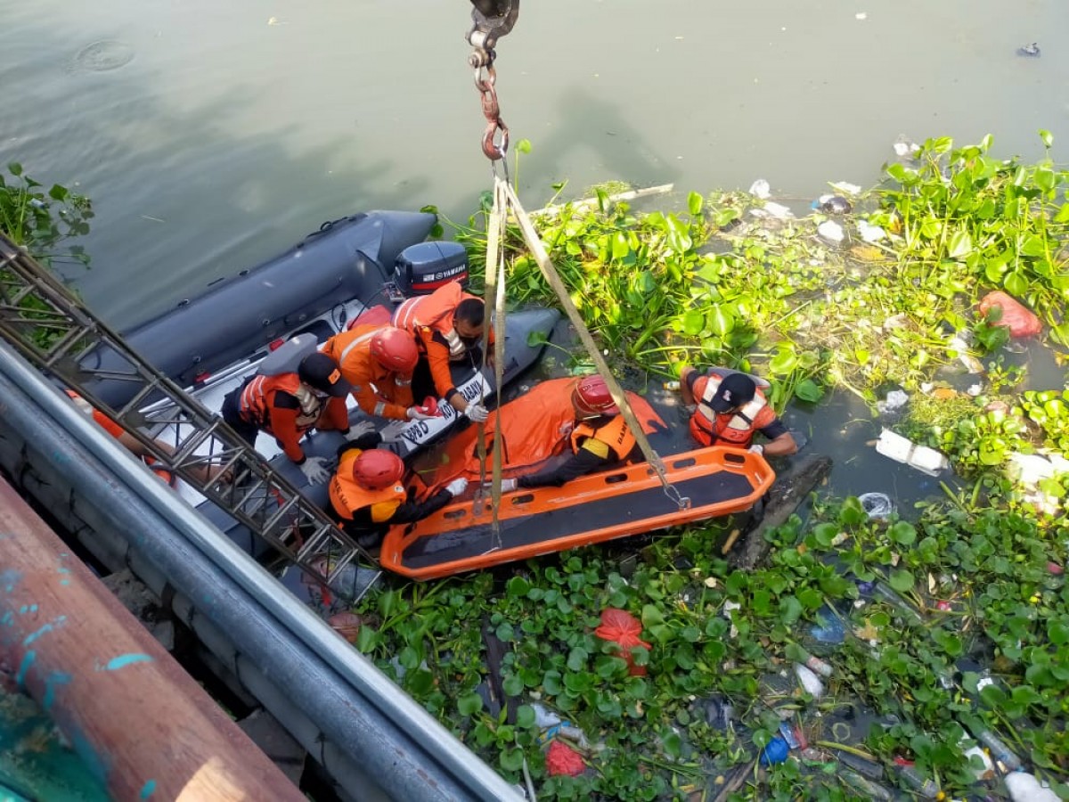 Mayat Mrs X yang ditemukan di sekitaran Jembatan Sawunggaling Surabaya saat dievakuasi petugas.(Foto: BPBD Kota Surabaya/jatimnow.com)