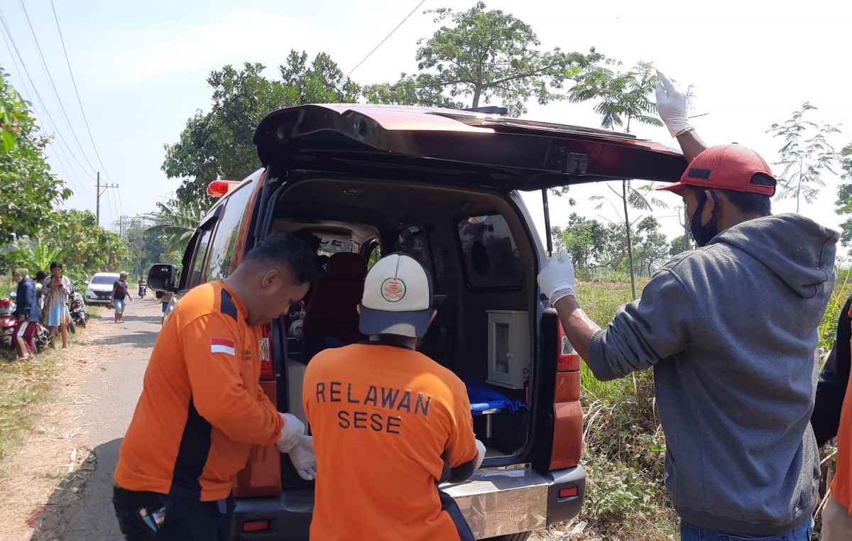 Proses evakuasi mayat mengering di Mojokerto (Foto: Achmad Supriyadi/jatimnow.com)