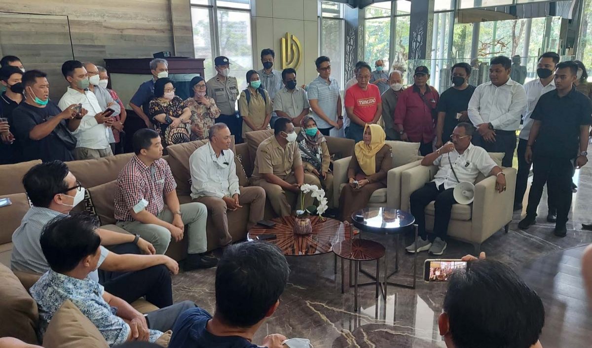 Mediasi warga dengan developer di kantor marketing Perumahan Darmohill, Surabaya (Foto: dok jatimnow.com)