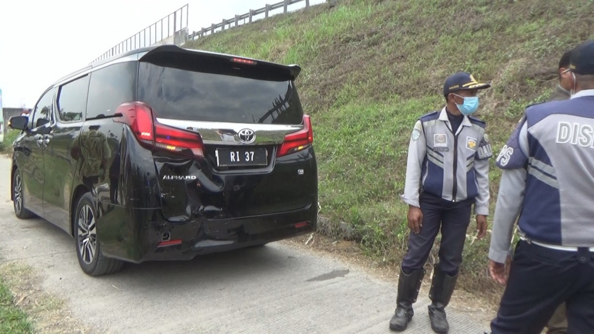 Mobil yang ditumpangi Menteri Pertanian Syahrul Yasin Limpo, kecelakaan di tol SuMo. (Foto: Agung for jatimnow.com)