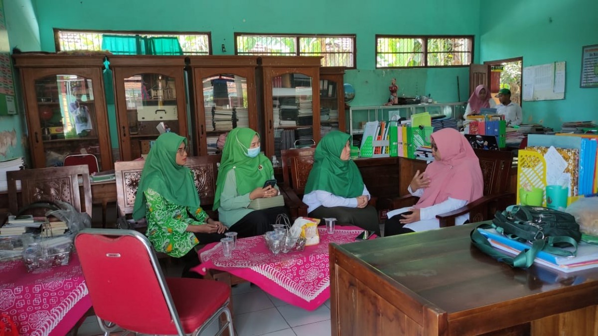 Wanita Persatuan Pembangunan Kabupaten Magetan menyerahkan bantuan ke murid MI Desa Panggung.(Foto: Dok. Wanita Persatuan Pembangunan Magetan)