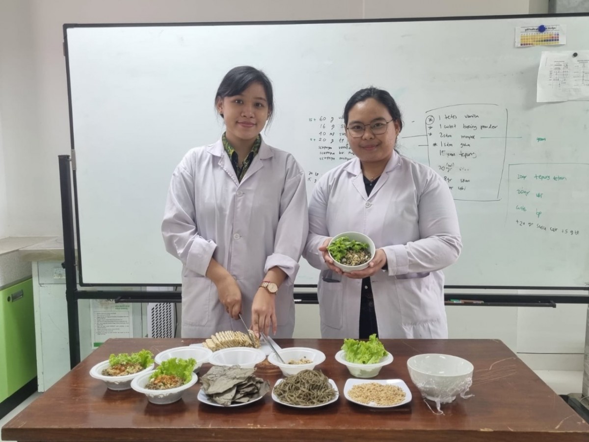 Mie tebak karya mahasiswi Ubaya.(Foto: Fahrizal Tito)